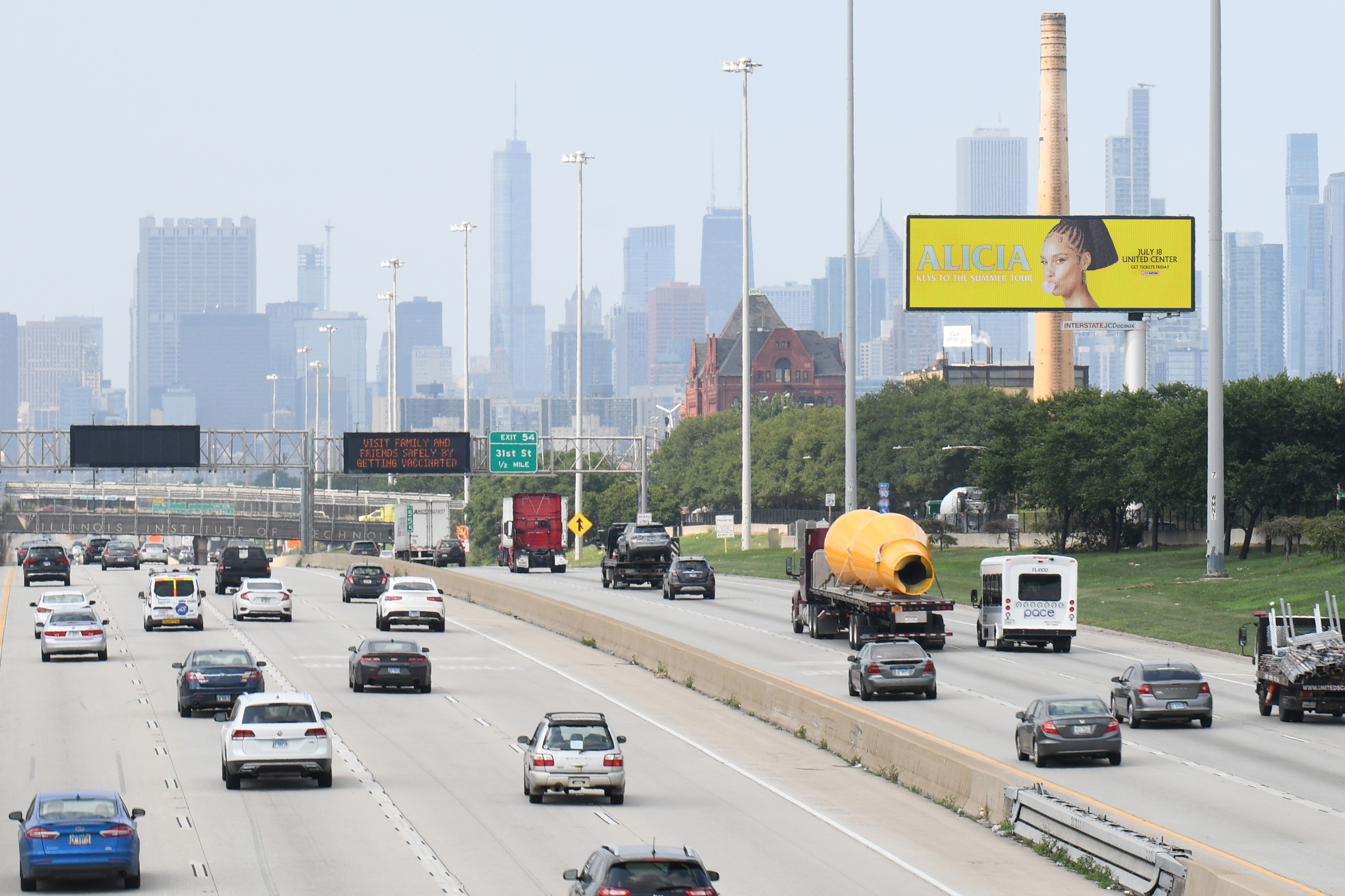Billboards digital out-of-home screen by Jcdecaux