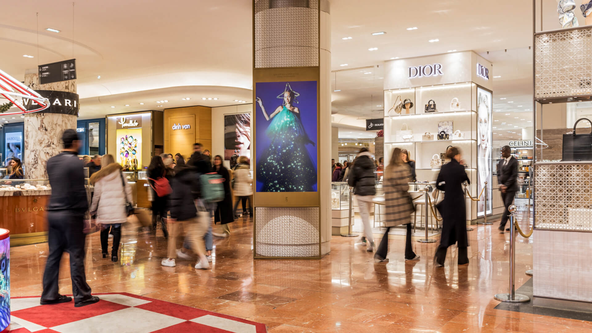 Malls digital out-of-home screen by Jcdecaux France