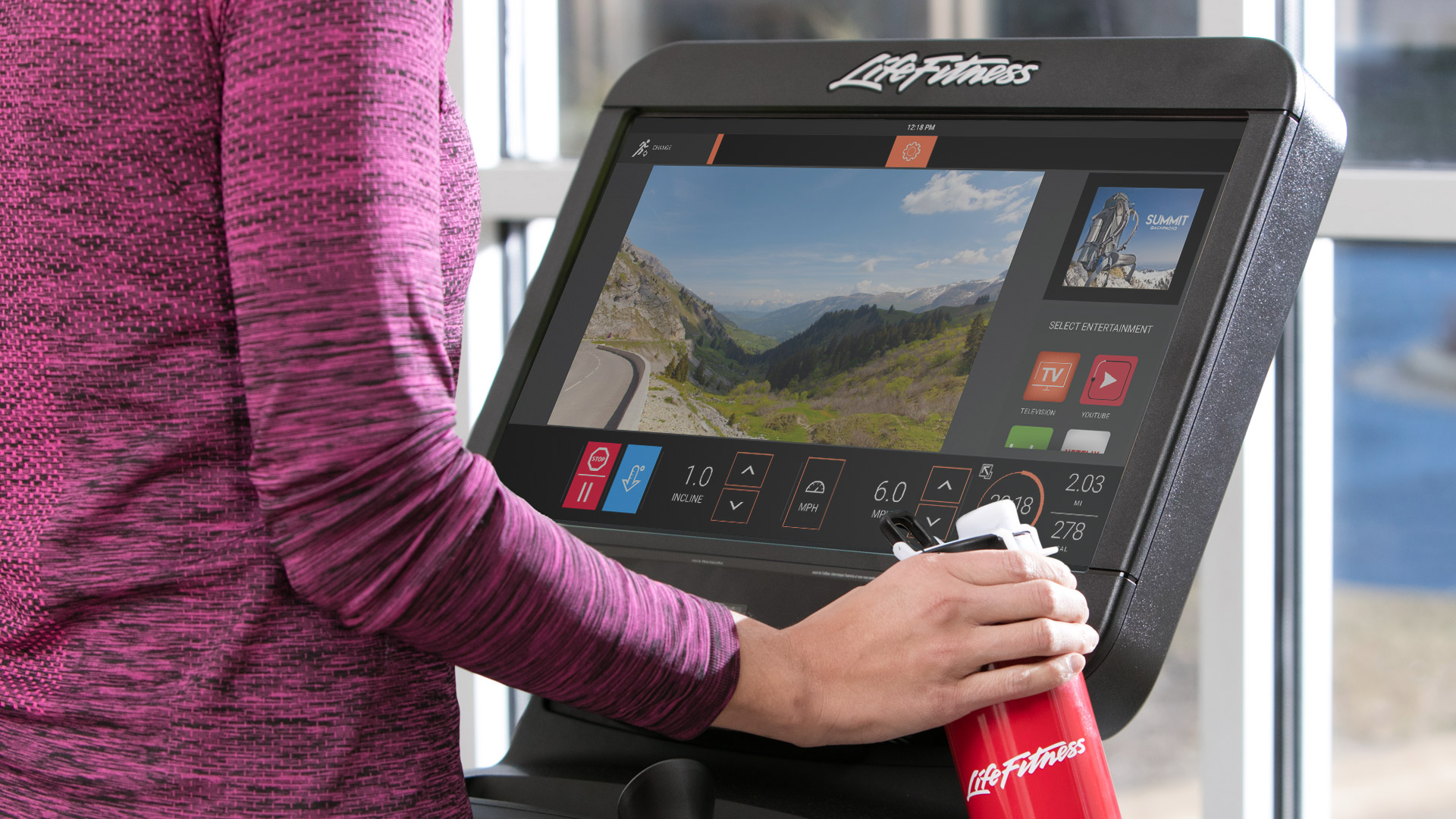 Gyms digital out-of-home screen by Zoom